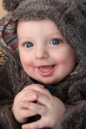 Four month old baby boy wearing a fully bear suit Foto de stock - Super Valor sin royalties y Suscripción, Código: 400-04374116