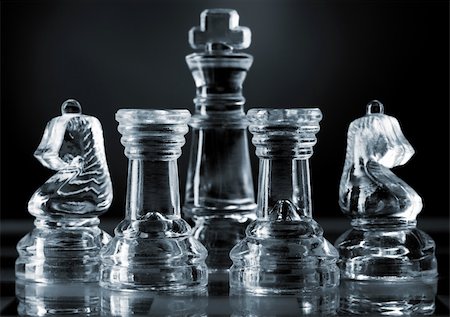 simsearch:400-04383941,k - glass chess pieces is standing on board in dark Photographie de stock - Aubaine LD & Abonnement, Code: 400-04374308