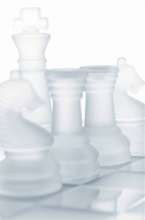 simsearch:400-04398584,k - set of chess pieces are defending king, cut out from white Fotografie stock - Microstock e Abbonamento, Codice: 400-04374302