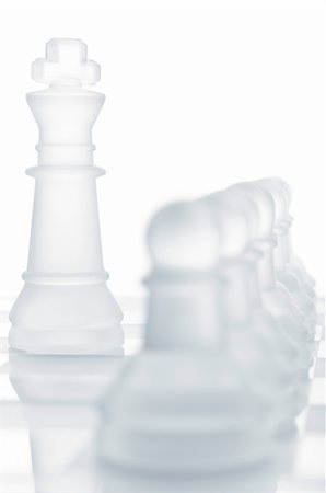 simsearch:400-04398584,k - row of pawns are defending king, cut out from white Fotografie stock - Microstock e Abbonamento, Codice: 400-04374303