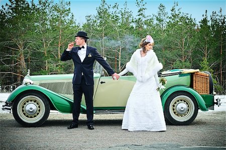 simsearch:400-05208182,k - the newly married couple drive retro wedding car Photographie de stock - Aubaine LD & Abonnement, Code: 400-04374404