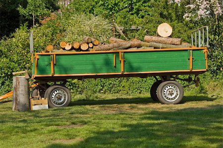 A trailer load with wood, before it an axe in log Foto de stock - Super Valor sin royalties y Suscripción, Código: 400-04375097