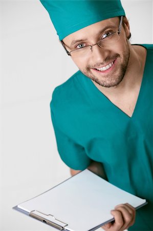 simsearch:400-04375768,k - Surgeon with a clipboard on a white background Foto de stock - Royalty-Free Super Valor e Assinatura, Número: 400-04375779