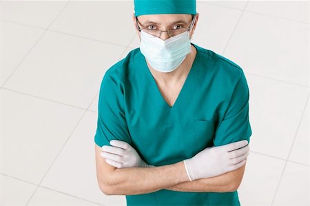 simsearch:400-04375768,k - Surgeon in mask and gloves indoors Foto de stock - Royalty-Free Super Valor e Assinatura, Número: 400-04375772
