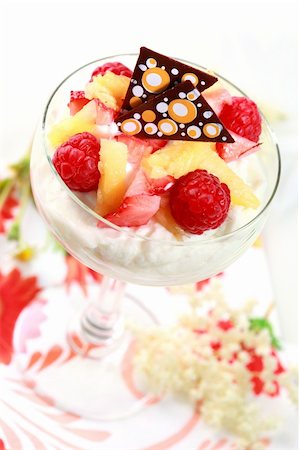 simsearch:400-04859746,k - Mascarpone dessert with fresh fruits Foto de stock - Super Valor sin royalties y Suscripción, Código: 400-04375840