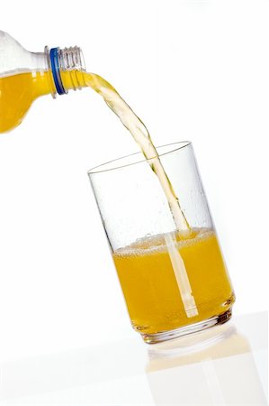 simsearch:400-05911768,k - Orange drink pouring in glass with reflection on white background Photographie de stock - Aubaine LD & Abonnement, Code: 400-04376164