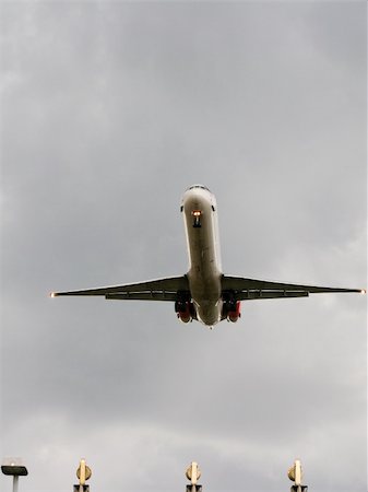 simsearch:400-04408064,k - Landing airplane with cloudy sky in background Foto de stock - Super Valor sin royalties y Suscripción, Código: 400-04376369