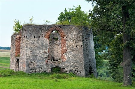 simsearch:400-05243959,k - Summer evening view of Svirzh Castle dilapidated tower (Lviv Oblast, Ukraine. Built in XV-XVII th century.) Foto de stock - Royalty-Free Super Valor e Assinatura, Número: 400-04376634