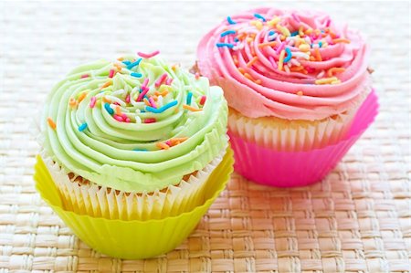 simsearch:400-05927881,k - Fresh vanilla cupcakes with strawberry and lime icing on woven placemat background Stock Photo - Budget Royalty-Free & Subscription, Code: 400-04376798