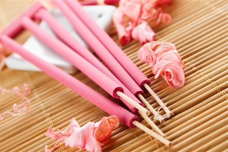 simsearch:400-04715832,k - Spa treatment in bright pink and white palette, petals, and arotatizirovannye sticks on a wooden bamboo rug Fotografie stock - Microstock e Abbonamento, Codice: 400-04377150