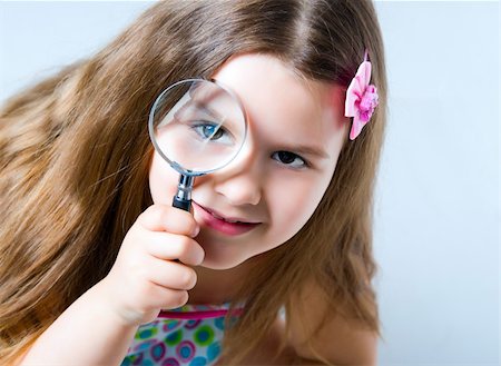 simsearch:400-04399399,k - Beautiful little girl looking through a magnifying glass Foto de stock - Super Valor sin royalties y Suscripción, Código: 400-04377267