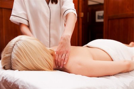 retro beauty salon images - A woman with arms down receiving a shoulder massage in a retro styled spa Photographie de stock - Aubaine LD & Abonnement, Code: 400-04379146