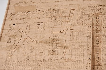 simsearch:400-05739807,k - Egyptian hieroglyphic carvings on a wall at the Temple of Medinat Habu Foto de stock - Super Valor sin royalties y Suscripción, Código: 400-04379141