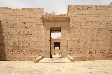 simsearch:400-04782815,k - Egyptian hieroglyphic carvings on a wall at the Temple of Medinat Habu Foto de stock - Super Valor sin royalties y Suscripción, Código: 400-04379142
