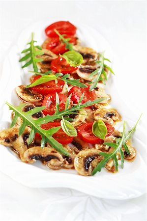 sliced mushroom - Champignon Carpaccio with marinated tomato and rucola salad Foto de stock - Super Valor sin royalties y Suscripción, Código: 400-04379721