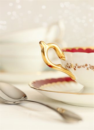 rice bowl - Closeup of a tea cup and spoon Foto de stock - Super Valor sin royalties y Suscripción, Código: 400-04379842
