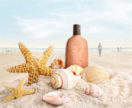 simsearch:400-06203348,k - Suntan lotion and seashells with people on the beach Foto de stock - Super Valor sin royalties y Suscripción, Código: 400-04379865