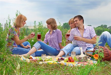 Young people at the picnic. Four friends having fun at the picnic Portrait of a smiling romantic young couple lying at park. Foto de stock - Super Valor sin royalties y Suscripción, Código: 400-04379874