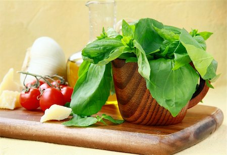 simsearch:400-05919877,k - green fresh basil in a wooden bowl Stock Photo - Budget Royalty-Free & Subscription, Code: 400-04370487