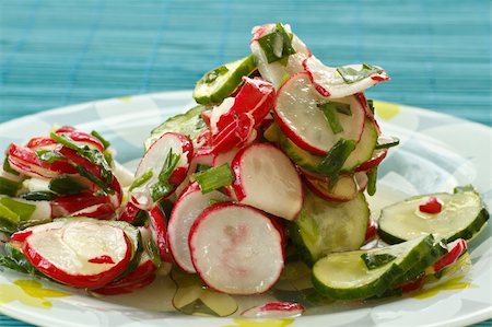 simsearch:400-07894253,k - Spring salad with radishes and cucumbers Photographie de stock - Aubaine LD & Abonnement, Code: 400-04370679