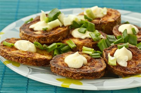 simsearch:400-07061561,k - fried zucchini with garlic closeup on a plate Photographie de stock - Aubaine LD & Abonnement, Code: 400-04370681