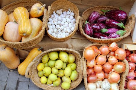 simsearch:400-04292292,k - fruits and vegetables market garlic onion lemon eggplant basket Fotografie stock - Microstock e Abbonamento, Codice: 400-04370895