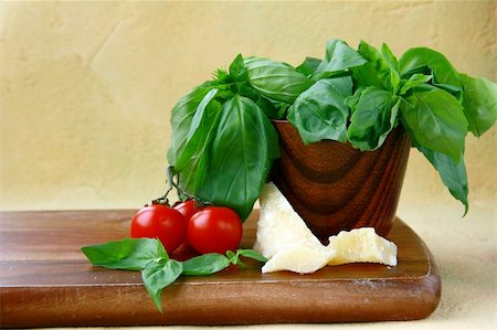 simsearch:400-05292254,k - green fresh basil in a wooden bowl Photographie de stock - Aubaine LD & Abonnement, Code: 400-04371057