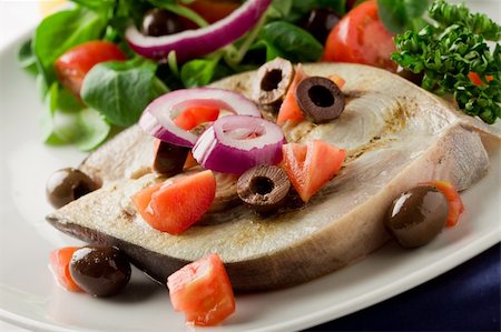 grilled swordfish with mixed salad on white towel in front of blue background Stockbilder - Microstock & Abonnement, Bildnummer: 400-04371139