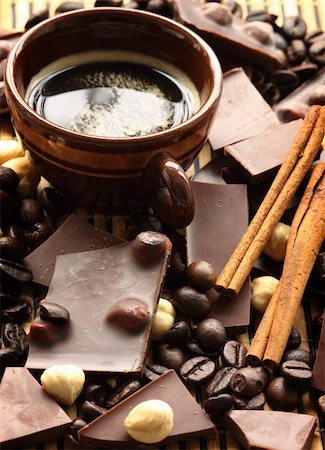 close up of chocolate with hazelnuts, shallow dof Foto de stock - Super Valor sin royalties y Suscripción, Código: 400-04371159