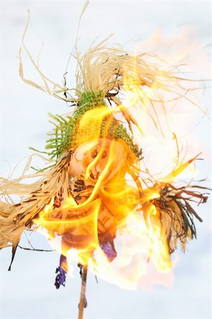 espantalho - Burning of a scarecrow of a pancake week. End of the winter. Shrovetide. Foto de stock - Royalty-Free Super Valor e Assinatura, Número: 400-04371270