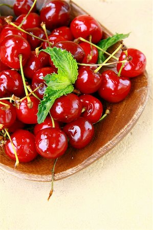simsearch:400-07993543,k - fresh organic ripe black cherry with mint leaf Fotografie stock - Microstock e Abbonamento, Codice: 400-04372175