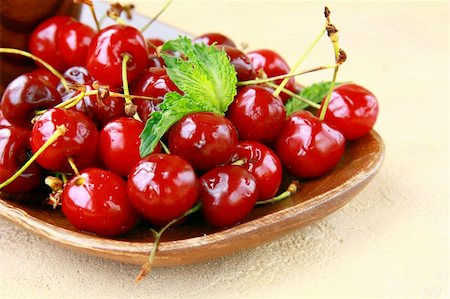 simsearch:400-04763797,k - fresh organic ripe black cherry with mint leaf Foto de stock - Royalty-Free Super Valor e Assinatura, Número: 400-04372176