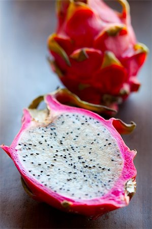 simsearch:400-04111300,k - Fresh, delicious pitahaya, dragon fruit. Studio shot. Foto de stock - Royalty-Free Super Valor e Assinatura, Número: 400-04373882