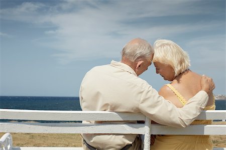 simsearch:400-05711437,k - senior caucasian couple sitting on bench near the sea and hugging. Horizontal shape, rear view, copy space Foto de stock - Super Valor sin royalties y Suscripción, Código: 400-04384200