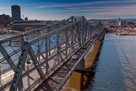 rio ottawa - Alexandra Bridge over the Ottaw River between Ottawa & Hull Foto de stock - Royalty-Free Super Valor e Assinatura, Número: 400-04384509