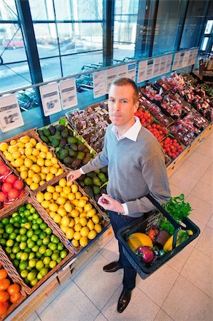 simsearch:400-04851035,k - Portrait of a man buying fruits in the supermarket Photographie de stock - Aubaine LD & Abonnement, Code: 400-04384617