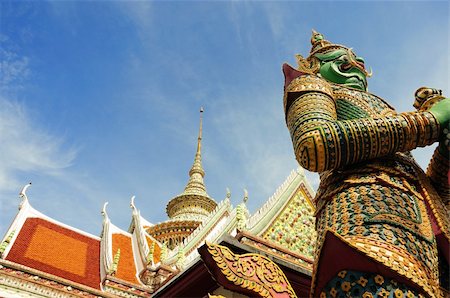 giant symbol and roof, Wat Arun temple Stockbilder - Microstock & Abonnement, Bildnummer: 400-04384727
