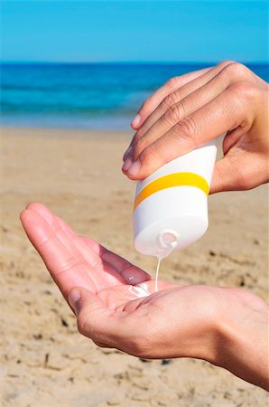 someone applying sun cream in the beach Photographie de stock - Aubaine LD & Abonnement, Code: 400-04384731
