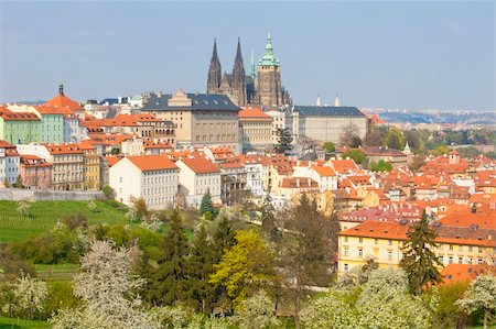 simsearch:400-06919081,k - prague - view of hradcany castle and st. vitus cathedral in spring Stockbilder - Microstock & Abonnement, Bildnummer: 400-04384758