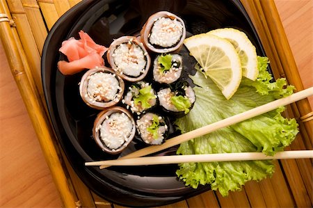 simsearch:400-05299211,k - Japanese sushi rice, raw fish and seafood Foto de stock - Super Valor sin royalties y Suscripción, Código: 400-04385386