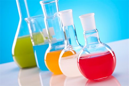 simsearch:400-04779277,k - Simple Chemistry Equipment, flasks with fluids and more! Foto de stock - Super Valor sin royalties y Suscripción, Código: 400-04385789