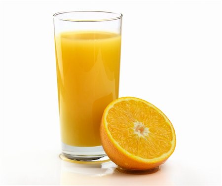 simsearch:400-05911768,k - Un verre de jus d'Orange fraîchement pressé avec les fruits sur un fond blanc. Photographie de stock - Aubaine LD & Abonnement, Code: 400-04386752