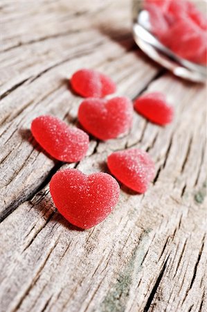 Red heart shaped jelly sweets on a rustic background Foto de stock - Super Valor sin royalties y Suscripción, Código: 400-04386802