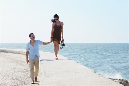 simsearch:400-04399991,k - happy married couple walking hands in hands along the caribbean sea. Horizontal shape, full length, copy space Photographie de stock - Aubaine LD & Abonnement, Code: 400-04387926