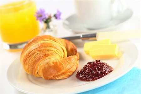 Continental breakfast with croissant, strawberry jam, butter, orange juice and coffee (Selective Focus, Focus on the jam) Fotografie stock - Microstock e Abbonamento, Codice: 400-04388110