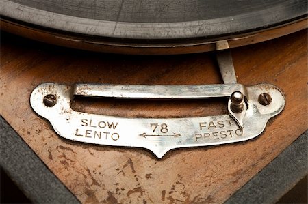 Time is relevant... Detail of a very old gramophone Foto de stock - Super Valor sin royalties y Suscripción, Código: 400-04388533