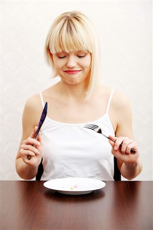 simsearch:825-05989844,k - Woman eating nutritional supplement - pills on plate. Foto de stock - Super Valor sin royalties y Suscripción, Código: 400-04389859