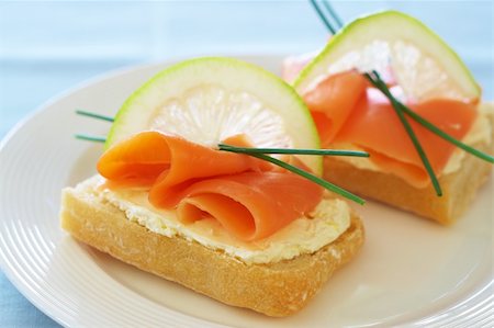 poco appetitoso - Smoked salmon and cream cheese on white bread with slice of lemon and chives Photographie de stock - Aubaine LD & Abonnement, Code: 400-04389928