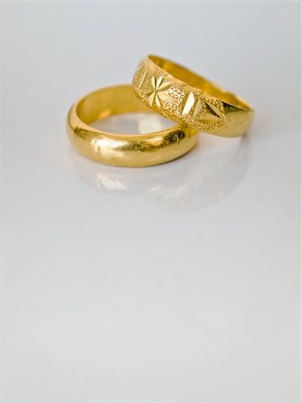 Two gold rings on a white background reflect Fotografie stock - Microstock e Abbonamento, Codice: 400-04380379