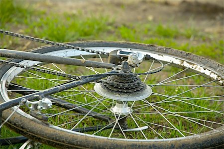 simsearch:614-00599501,k - Dirty bicycle on a field Stockbilder - Microstock & Abonnement, Bildnummer: 400-04380399